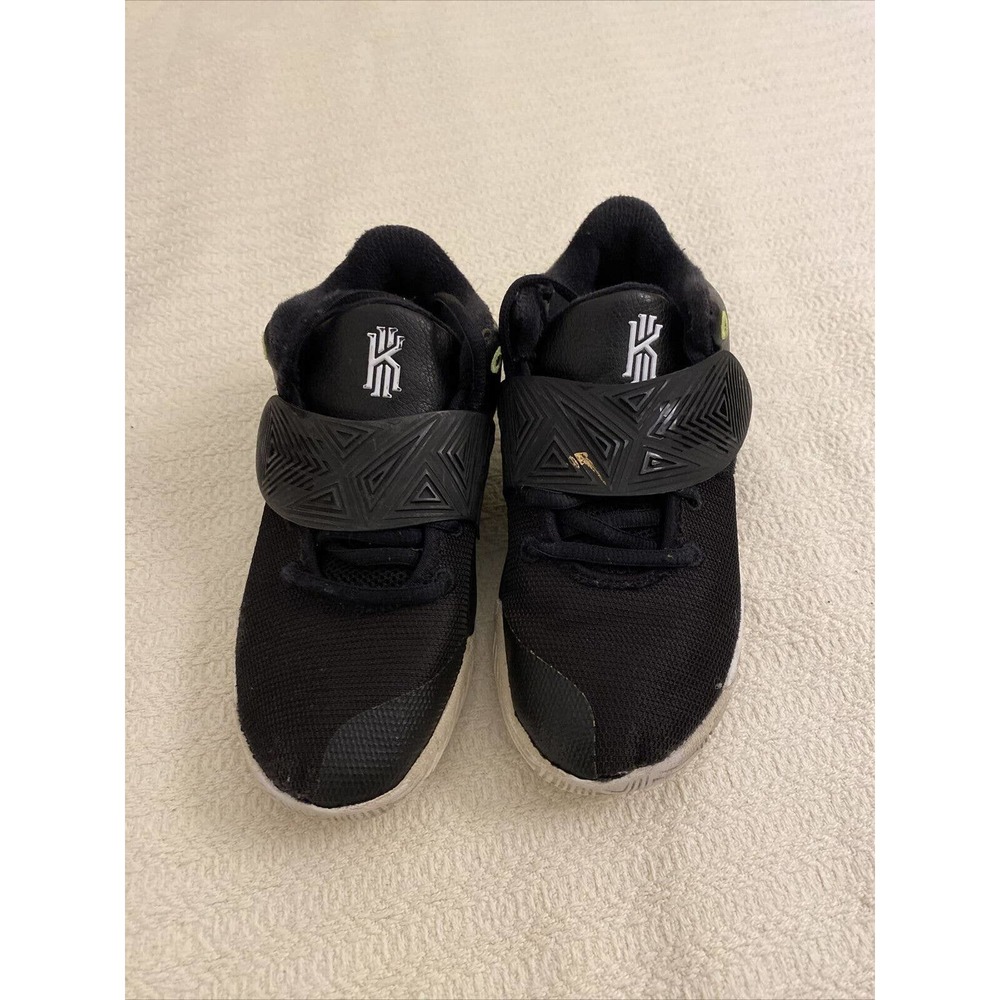 Nike Boy's Kyrie Flytrap Basketball Athletic Shoes Black White Size 2.5Y